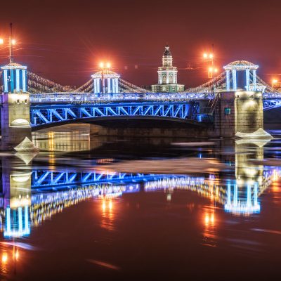 Кунсткамера и новогодний Дворцовый мост в Санкт-Петербурге зимней ночью