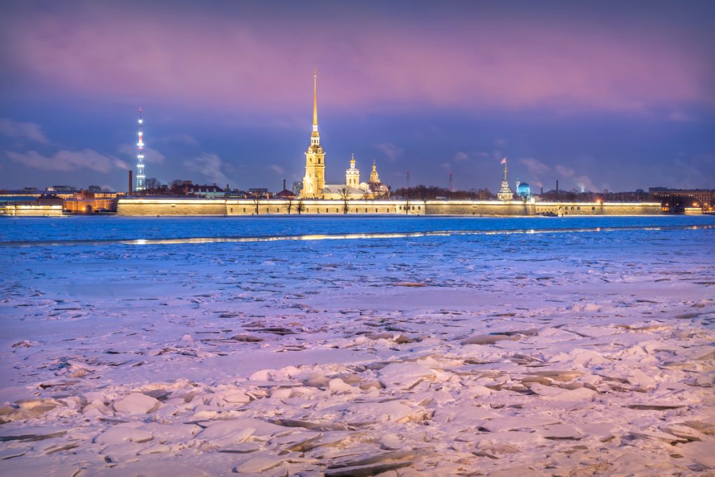 Петропавловская крепость в Санкт-Петербурге зимней ночью