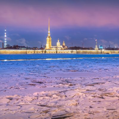 Петропавловская крепость в Санкт-Петербурге зимней ночью