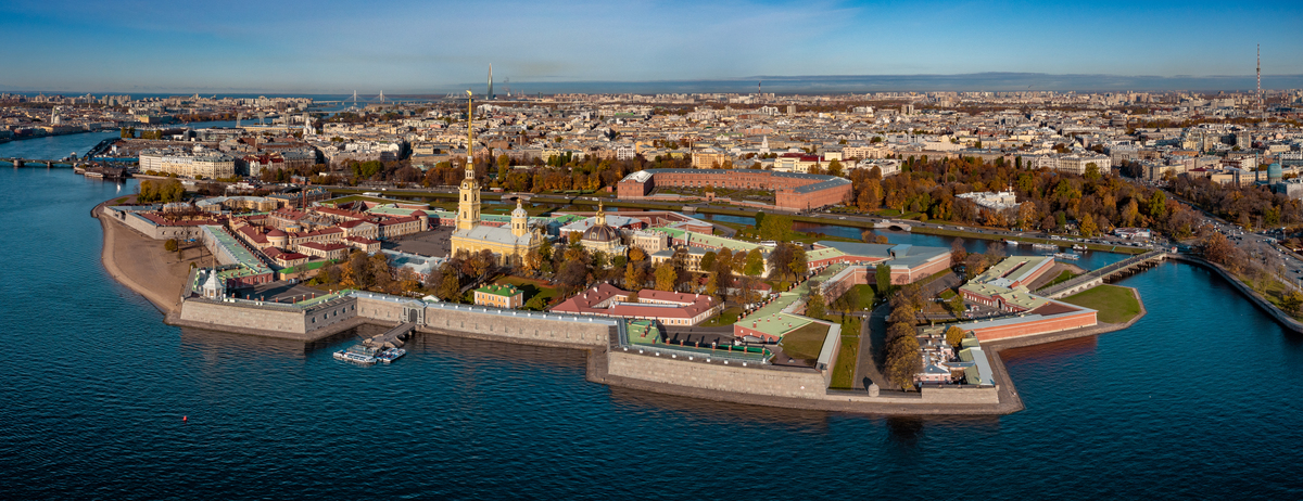 Вид с высоты птичьего полета на Петропавловскую крепость
