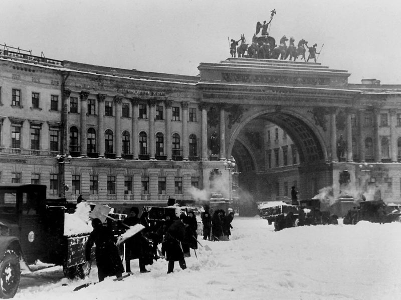 У арки Главного штаба в годы войны