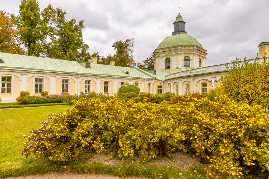 grand-menshikov-palace-1710-oranienbaum-autumn-lomonosov-saint-petersburg-russia2