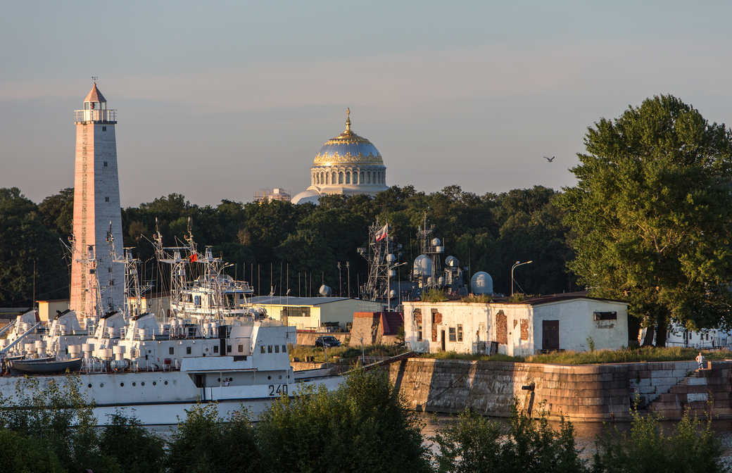 Вид на Морской собор и маяк в Кронштадте Вид на Морской собор и маяк в Кронштадте