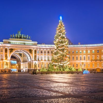 New Year's tree on the Palace Square and the arch of the General