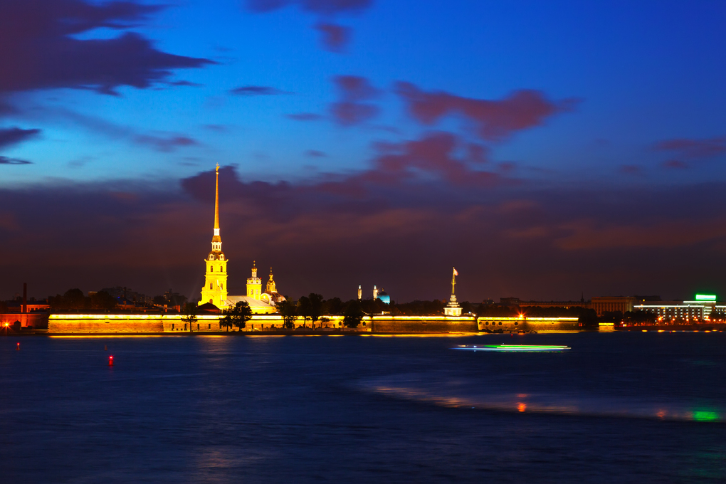 Петропавловская крепость ночью