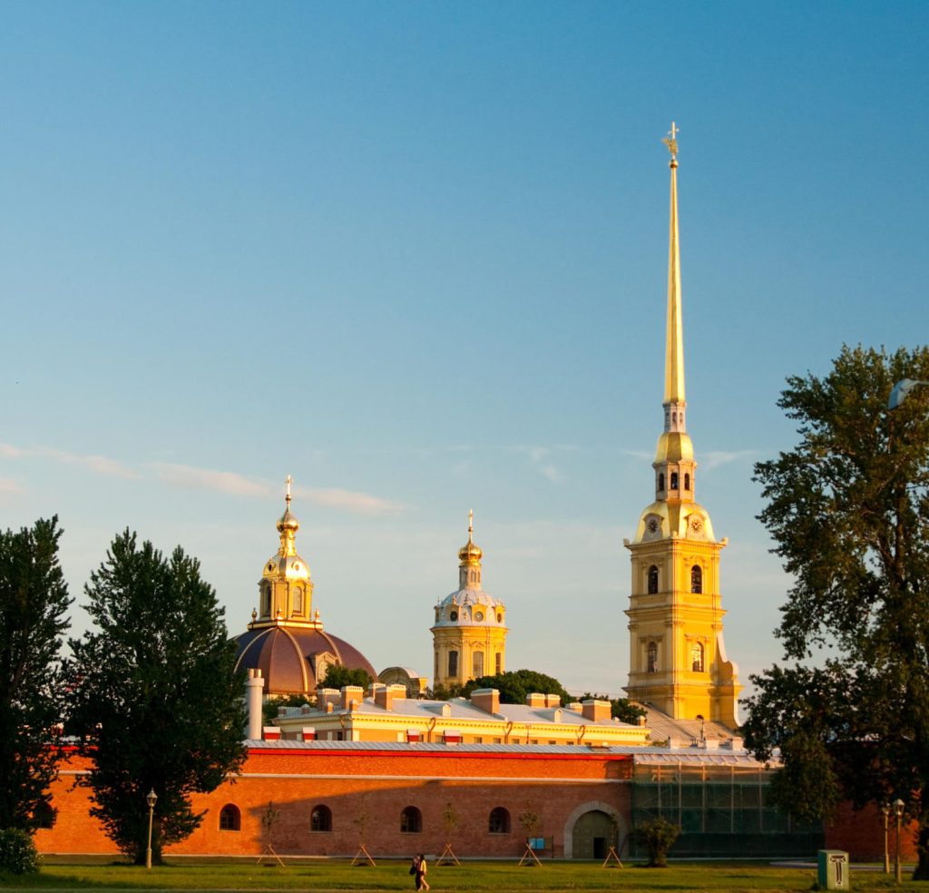 Шпили и стены Петропавловской крепости