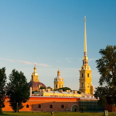 Шпили и стены Петропавловской крепости