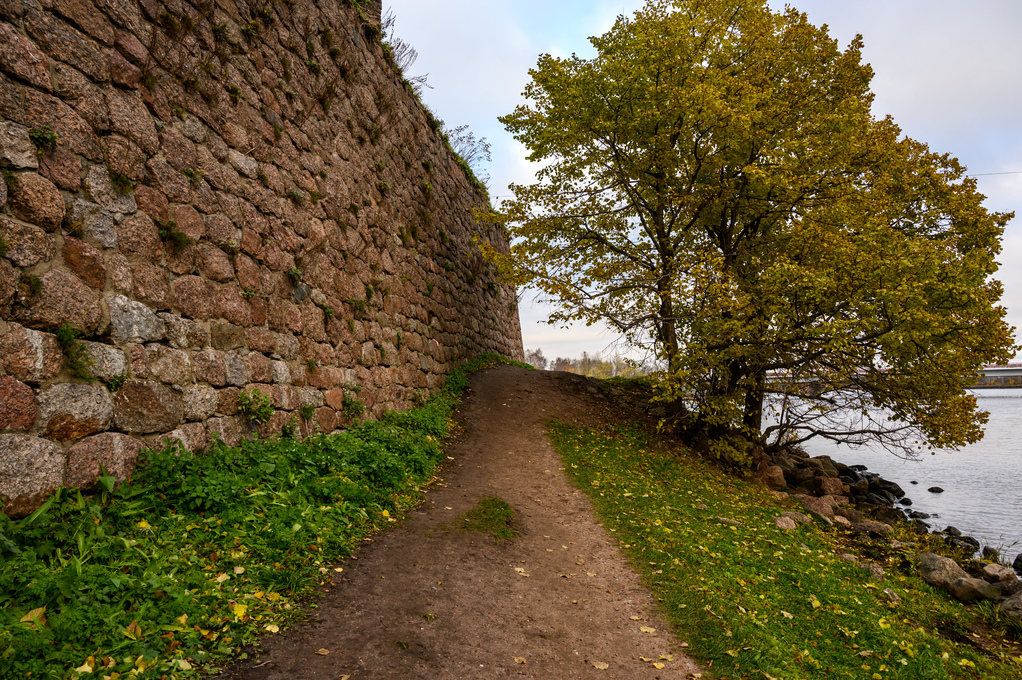 fortress wall. Vyborg Castle. Sightseeing. autumn day, yellow leaves.