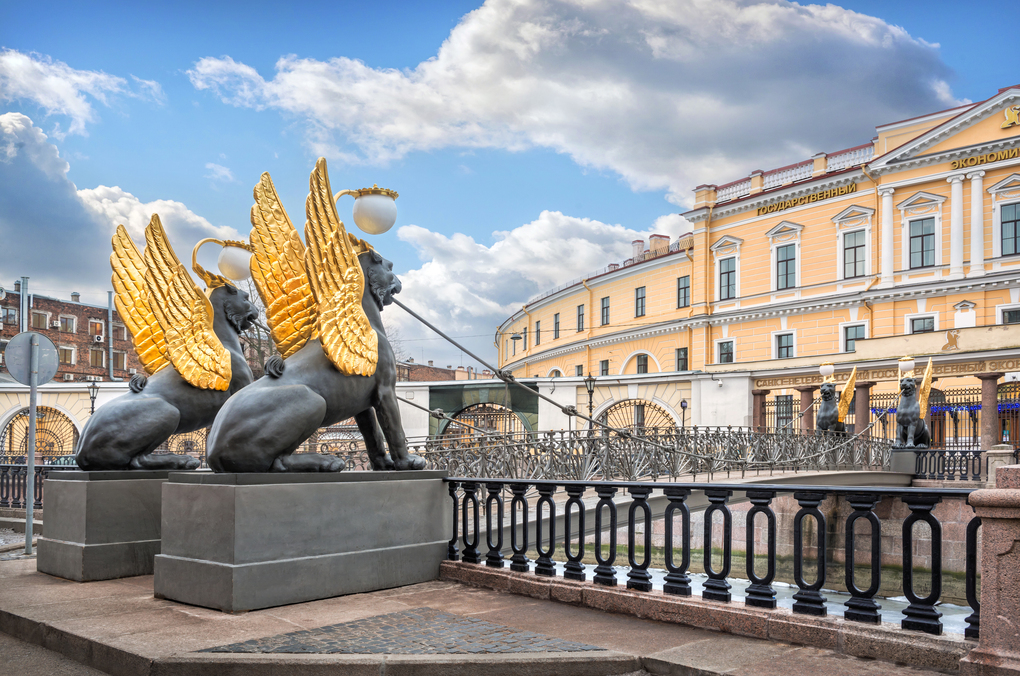 Грифоны на Банковском мосту в Санкт-Петербурге