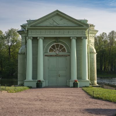 The inscription on the building 