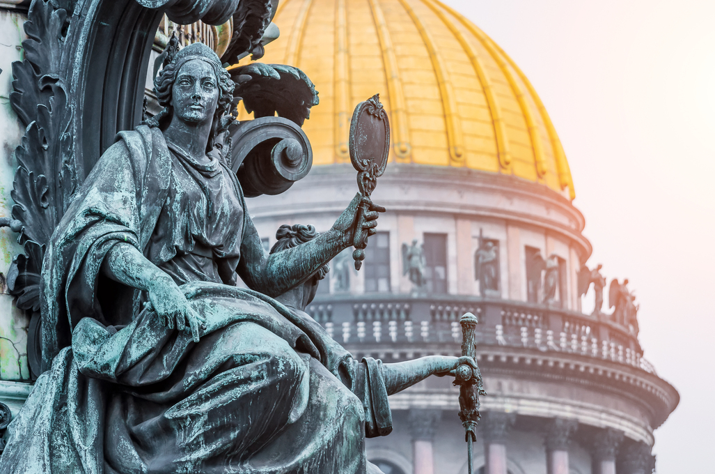 Вид на старинные лепные статуи и купол Исаакиевского собора Петербург