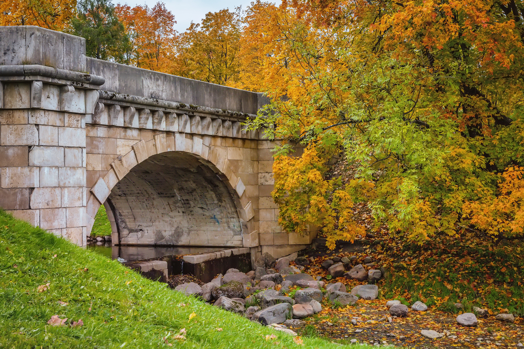 view-of-the-bridge-on-the-park-palace-on-an-autumn-day-gatchina-st-petersburg-russia