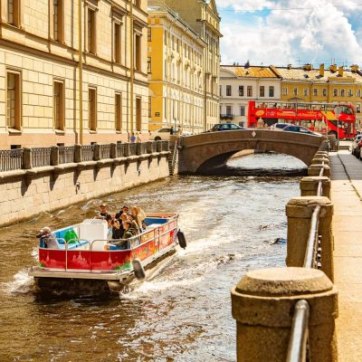 Обзорная теплоходная прогулка по каналам в центре Петербурга с экскурсионным бюро «Парус»