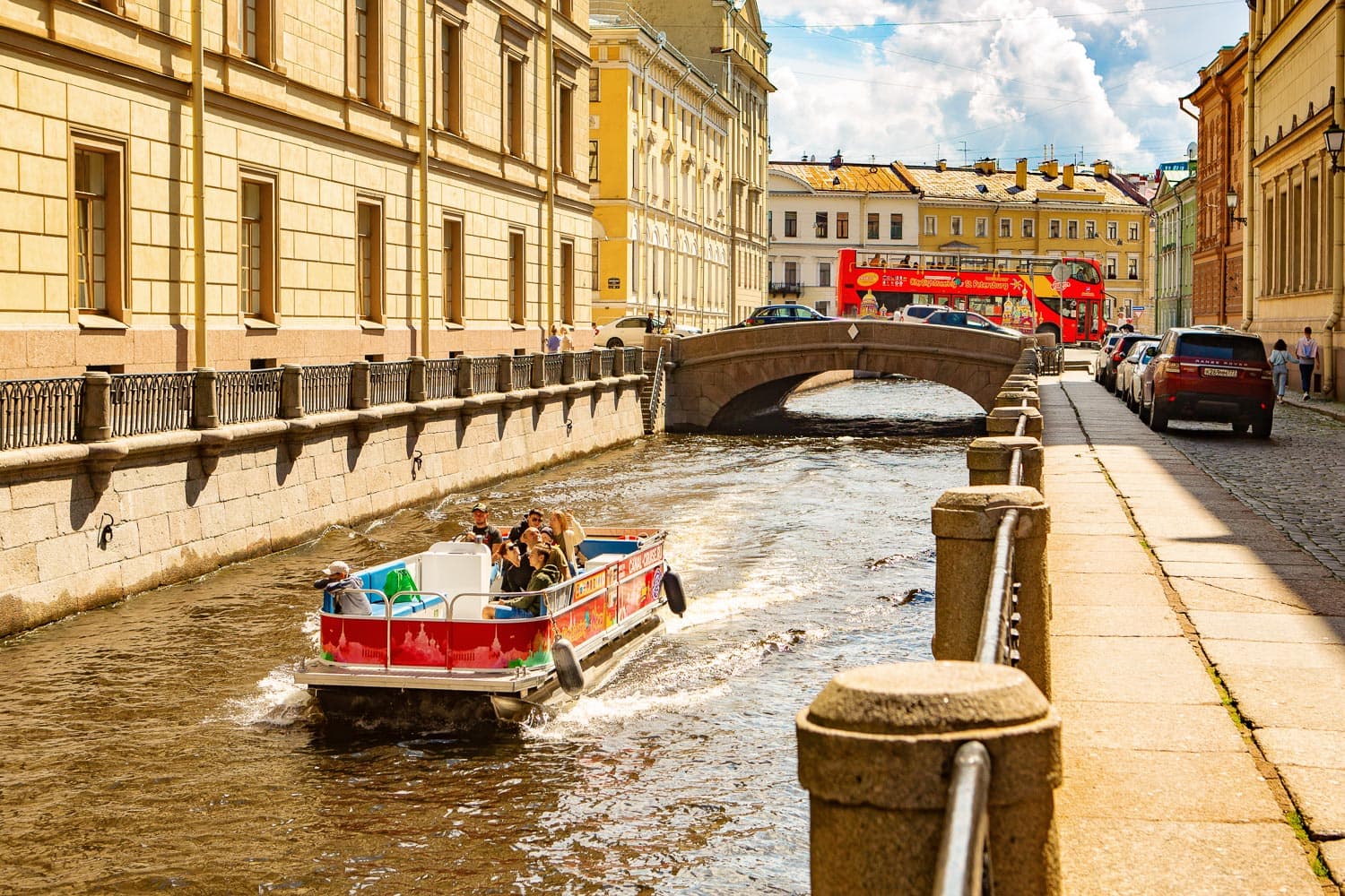 Прогулка на теплоходе по каналам и рекам в центре Петербурга с экскурсионным бюро «Парус»