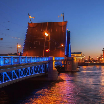 Развод мостов на водной прогулке в Петербурге с экскурсионным бюро «Парус»