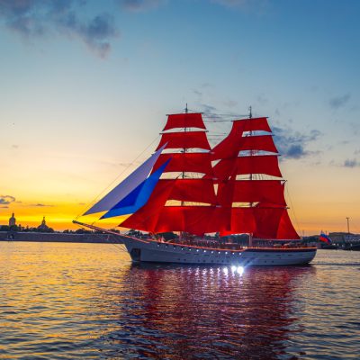 Brig with scarlet sails in the waters of the Neva River.