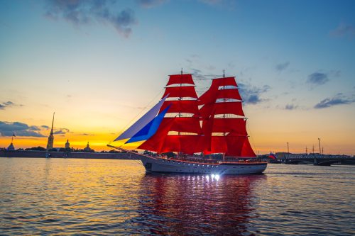 Brig with scarlet sails in the waters of the Neva River.
