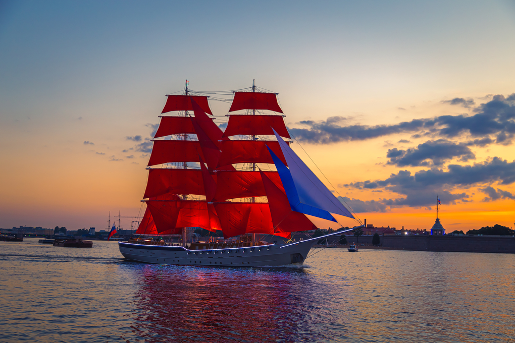 Brig with scarlet sails in the waters of the Neva River.