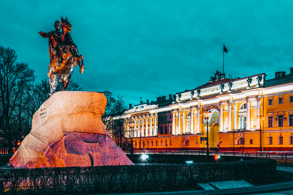 Ночной вид на памятник Петру I (Великому). Санкт-Петербург.