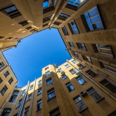 yardwell-of-yellow-residential-buildings-closed-in-a-circle-with-a-blue-sky-in-st-petersburg