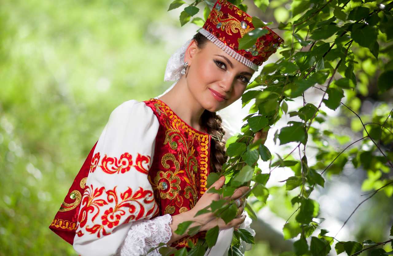 Девушка в русском костюме у березы