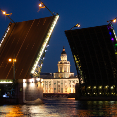 Ночной круиз с разводными мостами в Петербурге с экскурсионным бюро «Парус»