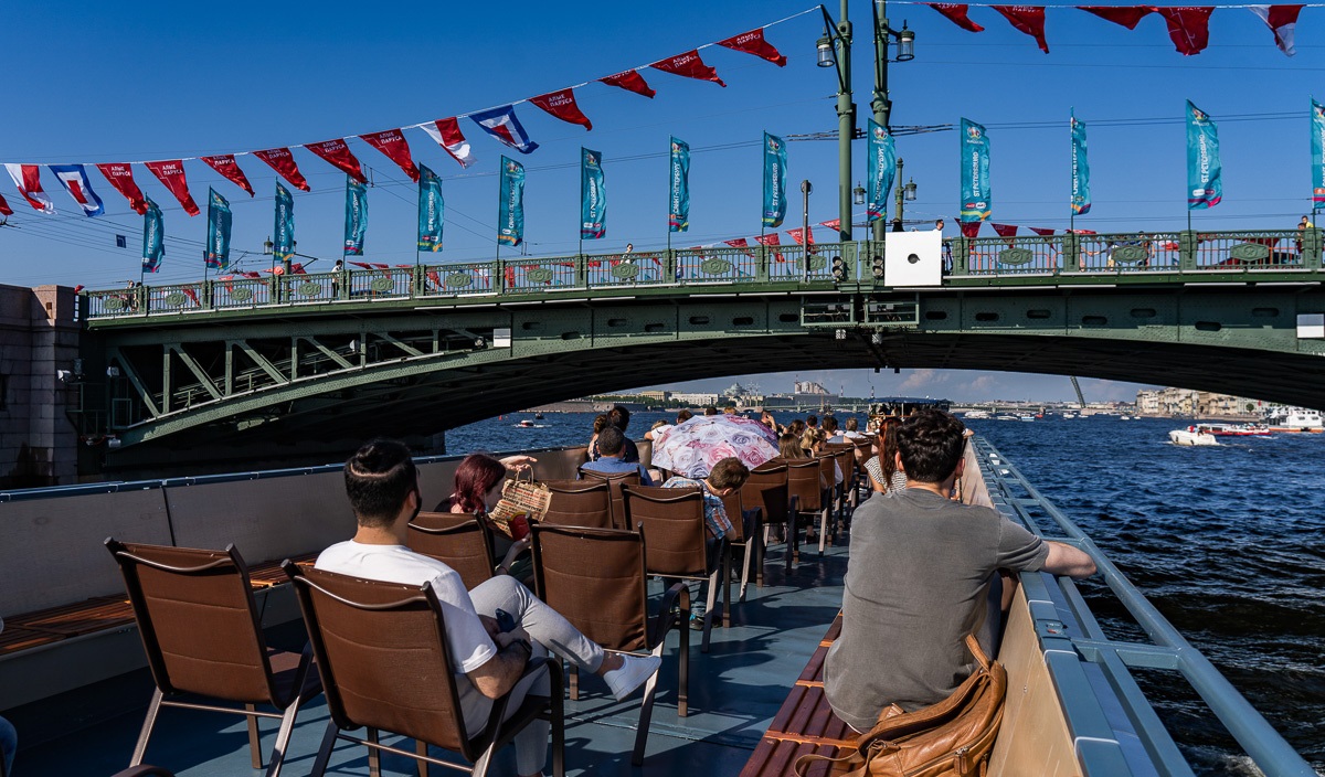 Ночной круиз с разводными мостами в Петербурге с бюро «Парус» Ночной круиз с разводными мостами в Петербурге с бюро «Парус»