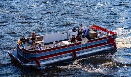 Лучшие достопримечательности Петербурга на теплоходной экскурсии по рекам и каналам с экскурсионным бюро «Парус»
