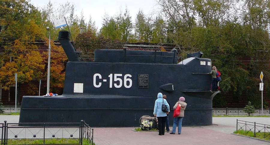 Работа музея в кронштадте подводная лодка. Памятник подводной лодке в Кронштадте. Памятник морякам подводникам Балтики в Кронштадте. Кронштадт рубка подводной лодки с-156. Подводная лодка Кронштадт памятник.