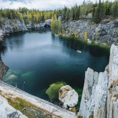 Вид на каньон в парке в Карелии