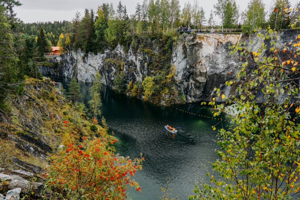 Озеро в горном парке Рускеала