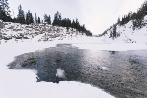 lake-in-snowy-forest
