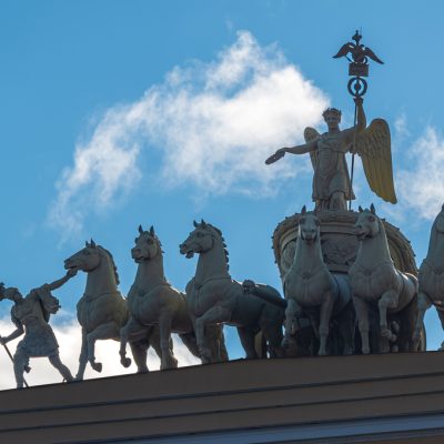 sculpture-of-roman-soldiers-and-chariot-of-roman-goddess-victory-at-the-top-of-general-staff-building-in-saint-petersburg-russia