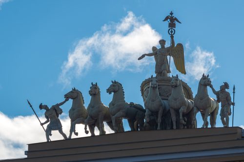 sculpture-of-roman-soldiers-and-chariot-of-roman-goddess-victory-at-the-top-of-general-staff-building-in-saint-petersburg-russia