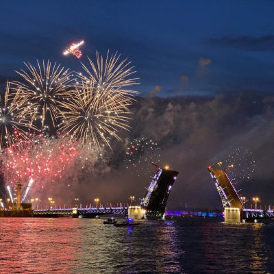palace-bridge-in-st-petersburg-at-night-against-the-backdrop-of-fireworks