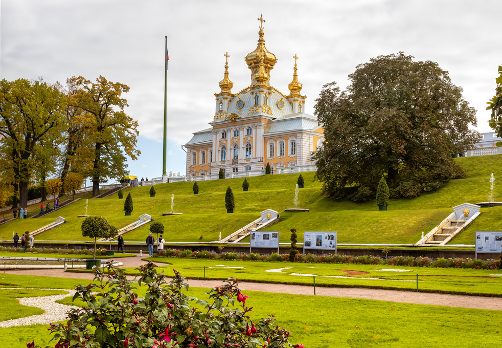 Церковный корпус в Петергофе