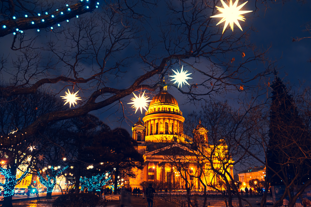 Isaac's Cathedral on a winter night. Christmas decorations, nigh