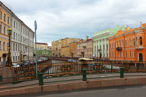 Bolshoi Koniushennyi bridge through Moyka