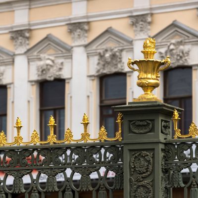 golden-vase-pillar-green-metal-fence-with-gilded-spikes