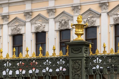golden-vase-pillar-green-metal-fence-with-gilded-spikes