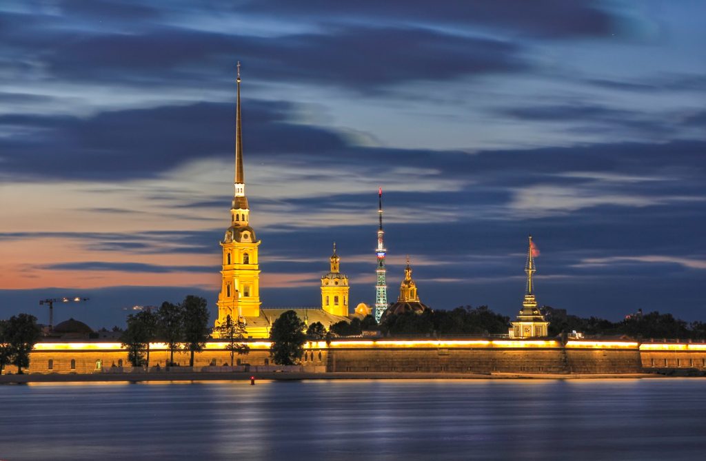 Вид на Петропавловскую крепость вечером