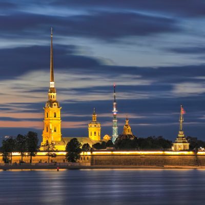 Вид на Петропавловскую крепость вечером