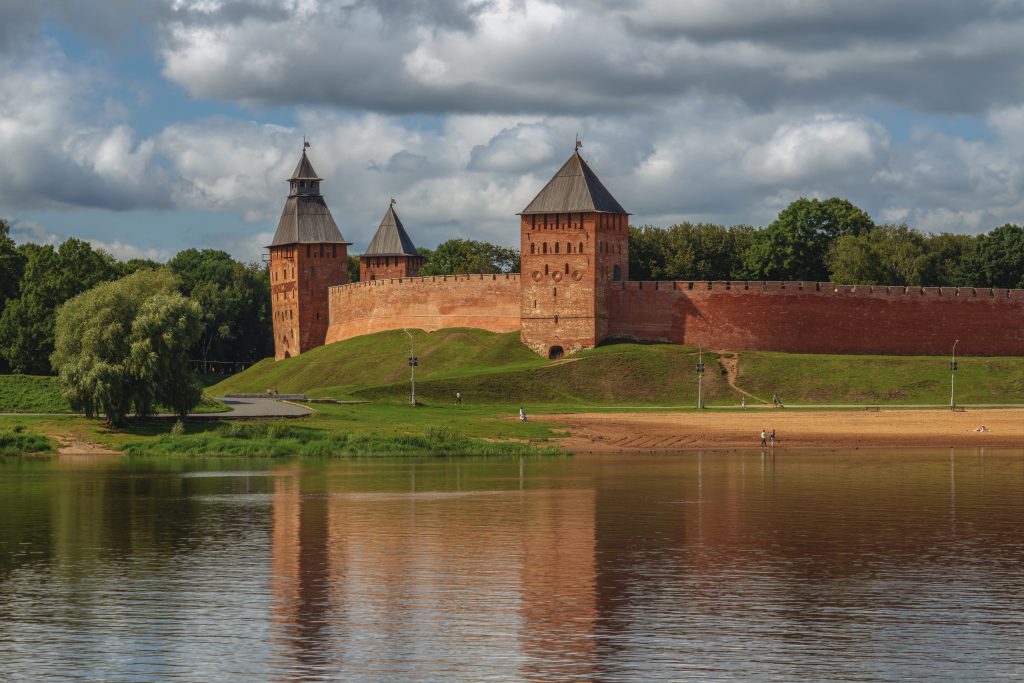 wall-novgorod-kremlin-dvortsovaya-spasskaya-towers-from-volkhov-river