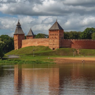 wall-novgorod-kremlin-dvortsovaya-spasskaya-towers-from-volkhov-river